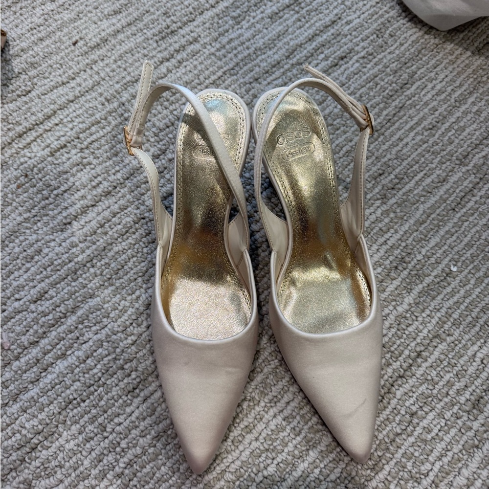 Elegant Women's Pointed Slingback Heels in Ivory